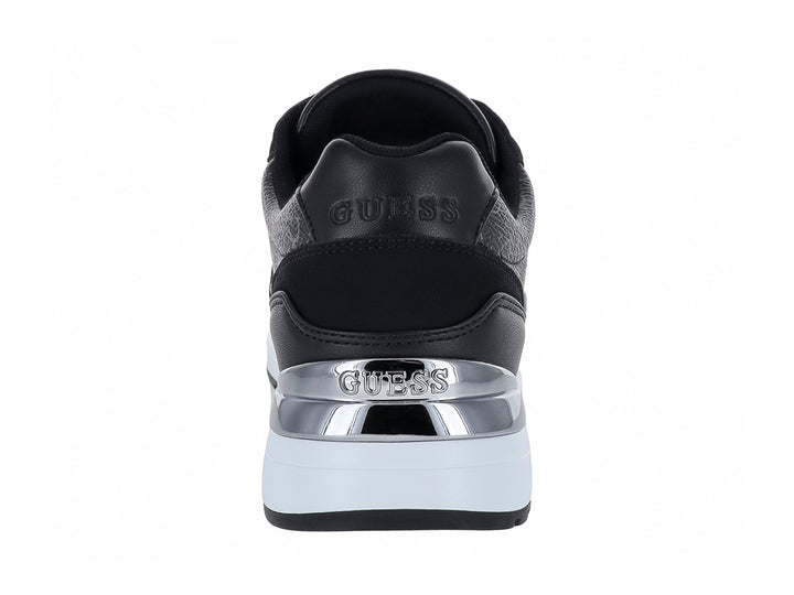 Tenis Guess color negro con detalles en plata y suela blanca para mujer.