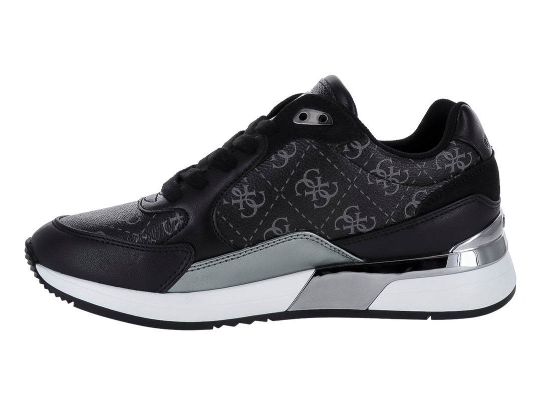 Tenis Guess color negro con detalles en plata y suela blanca para mujer.