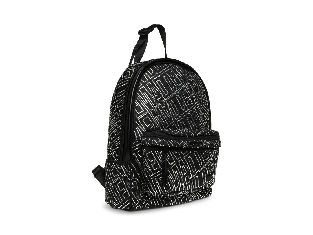 Mochila Steve Madden en color negro con estampado de letras en plata y bolsillo frontal.