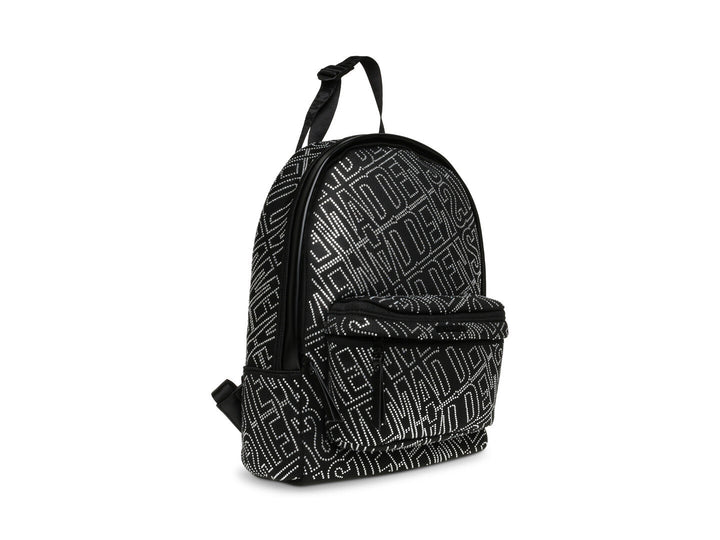 Mochila Steve Madden en color negro con estampado de letras en plata y bolsillo frontal.