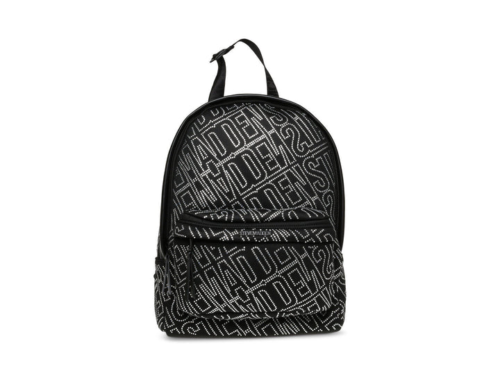 Mochila Steve Madden en color negro con estampado de letras en plata y bolsillo frontal.