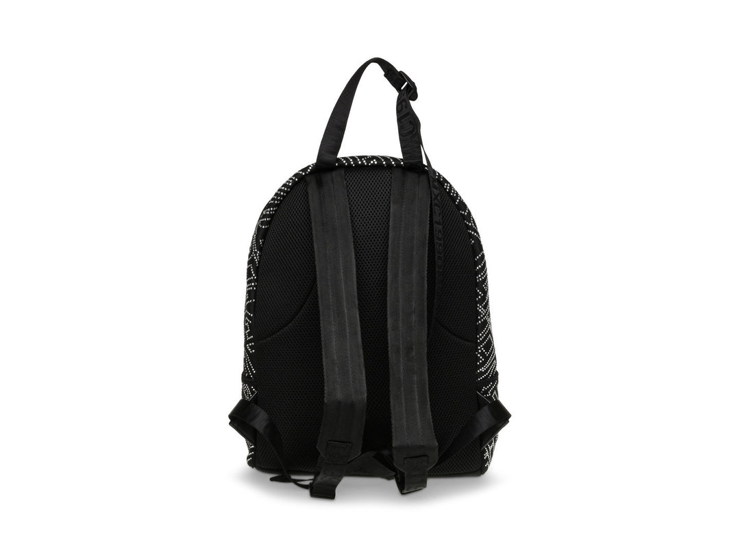 Mochila Steve Madden en color negro con estampado de letras en plata y bolsillo frontal.
