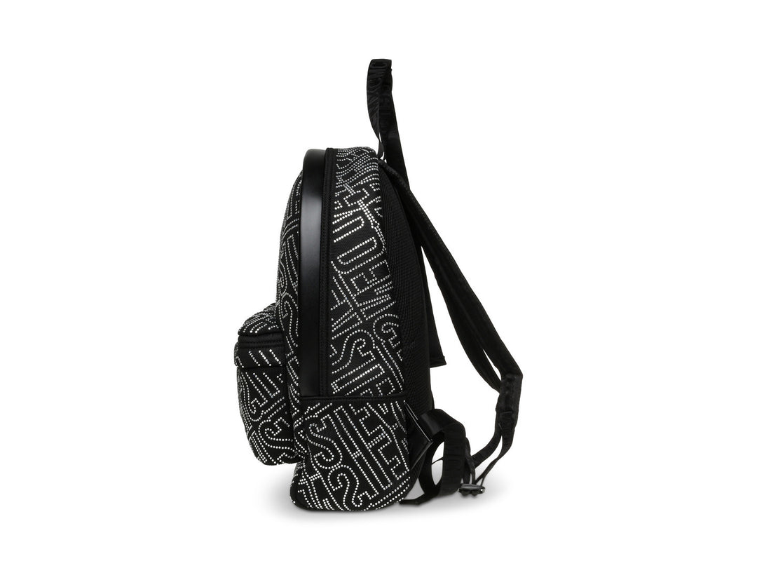 Mochila Steve Madden en color negro con estampado de letras en plata y bolsillo frontal.