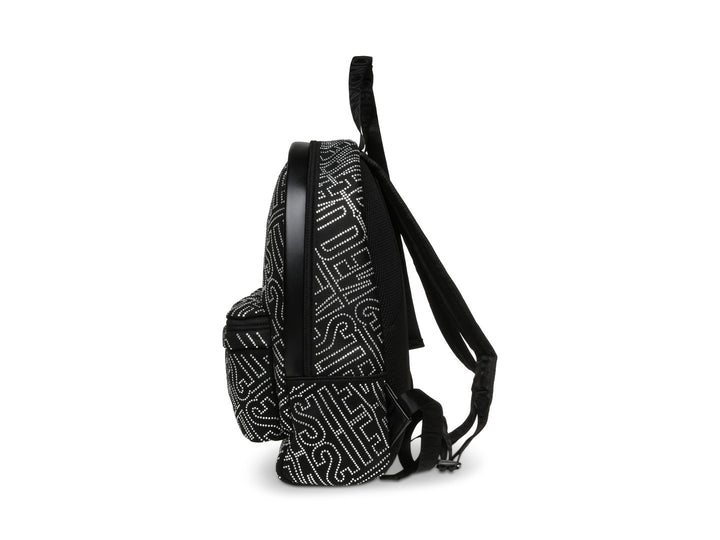 Mochila Steve Madden en color negro con estampado de letras en plata y bolsillo frontal.