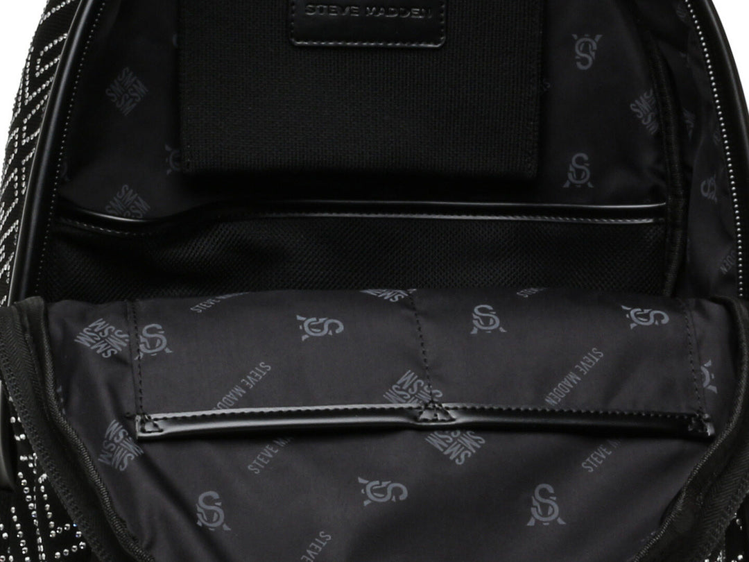 Mochila Steve Madden en color negro con estampado de letras en plata y bolsillo frontal.