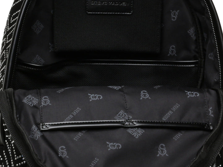 Mochila Steve Madden en color negro con estampado de letras en plata y bolsillo frontal.