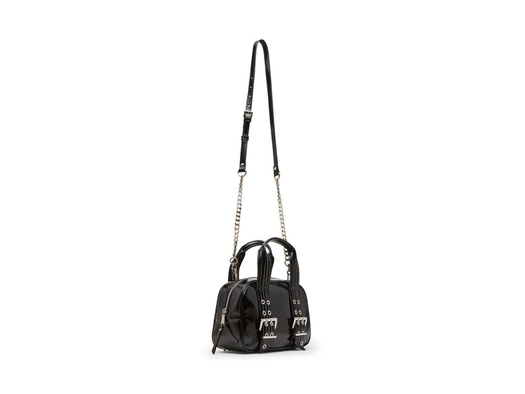 Bolso negro brillante de Steve Madden con asas superiores, correa de cadena y detalles de hebillas plateadas.