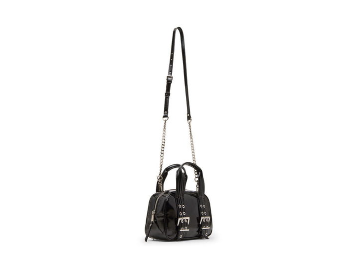 Bolso negro brillante de Steve Madden con asas superiores, correa de cadena y detalles de hebillas plateadas.