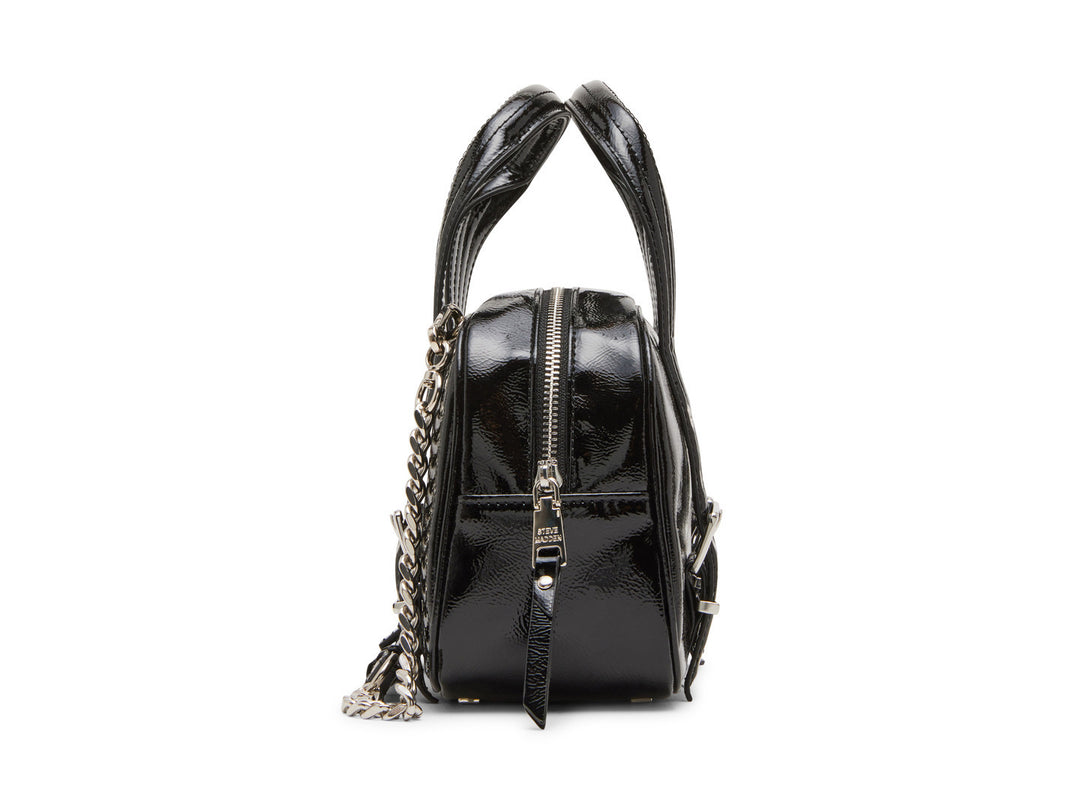 Bolso negro brillante de Steve Madden con asas superiores, correa de cadena y detalles de hebillas plateadas.