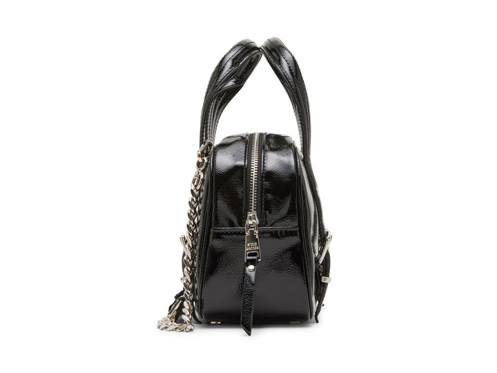 Bolso negro brillante de Steve Madden con asas superiores, correa de cadena y detalles de hebillas plateadas.