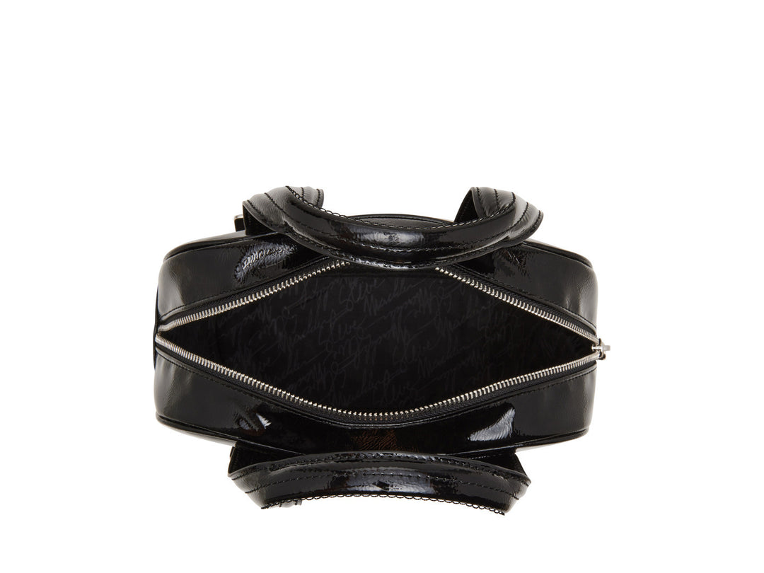 Bolso negro brillante de Steve Madden con asas superiores, correa de cadena y detalles de hebillas plateadas.
