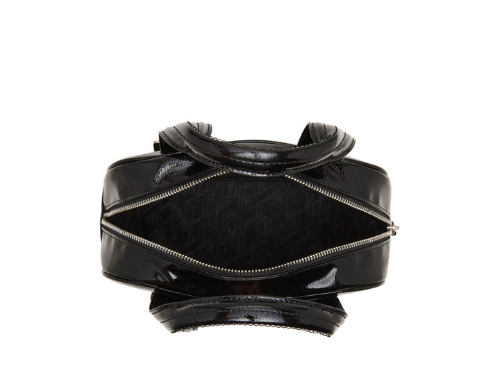 Bolso negro brillante de Steve Madden con asas superiores, correa de cadena y detalles de hebillas plateadas.