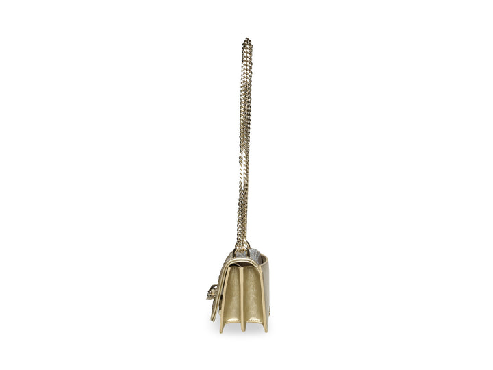 Bolso dorado Steve Madden con correa de cadena y adornos de cristales brillantes.