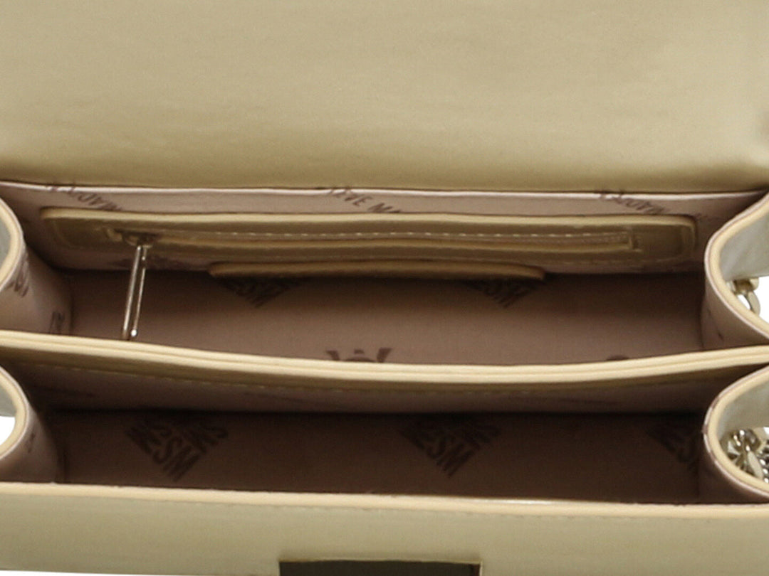 Bolso dorado Steve Madden con correa de cadena y adornos de cristales brillantes.