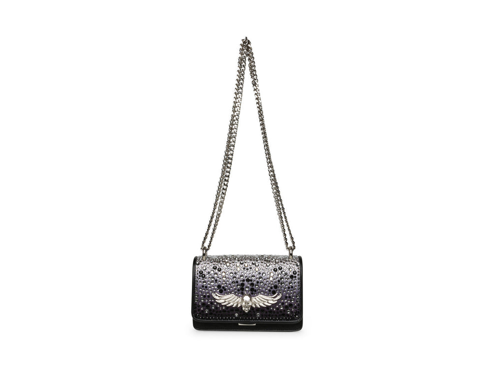 Bolso negro de Steve Madden con cadena plateada, detalles de pedrería brillante y un adorno metálico en forma de ave.