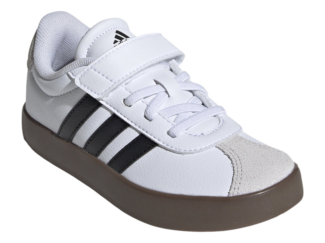 Tenis Adidas VL Court 3.0 blancos con tres franjas negras, cierre de velcro y suela color café.