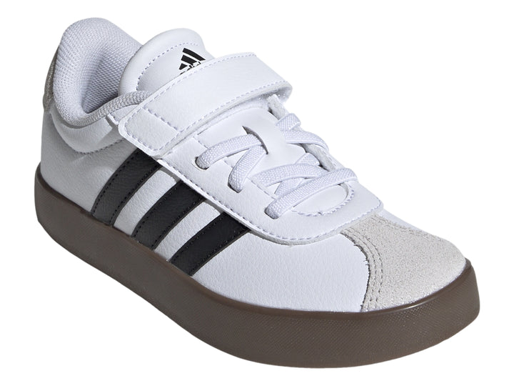 Tenis Adidas VL Court 3.0 blancos con tres franjas negras, cierre de velcro y suela color café.