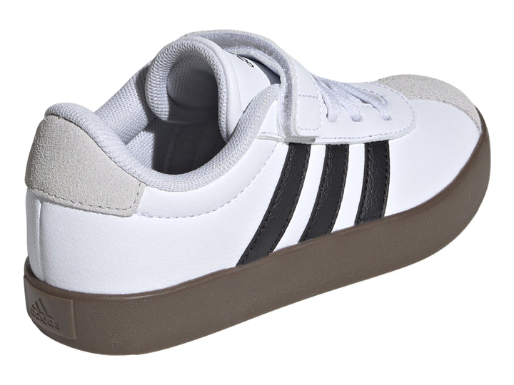 Tenis Adidas VL Court 3.0 blancos con tres franjas negras, cierre de velcro y suela color café.