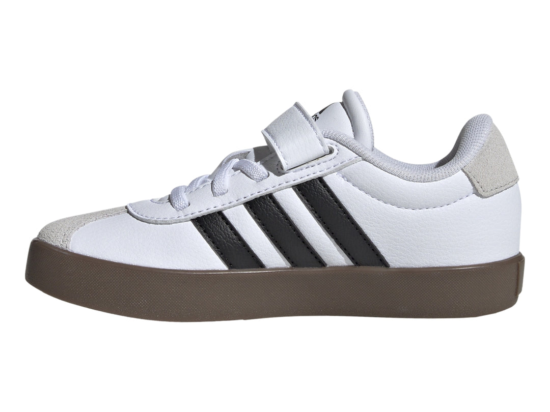 Tenis Adidas VL Court 3.0 blancos con tres franjas negras, cierre de velcro y suela color café.