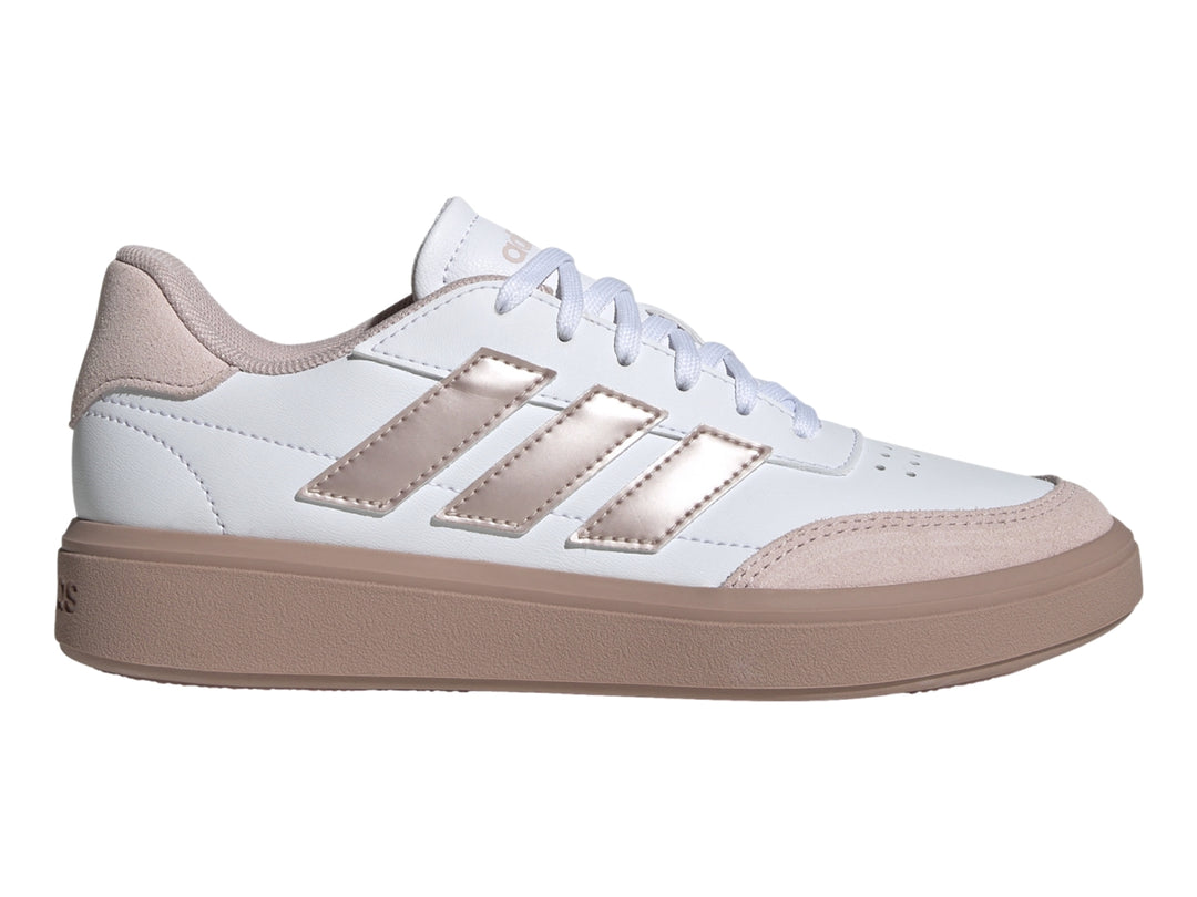Tenis Adidas Courtblock en color blanco con detalles y suela en tono sand strata.