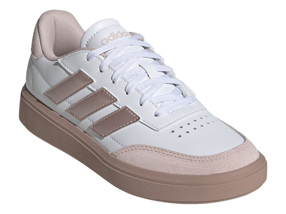 Tenis Adidas Courtblock en color blanco con detalles y suela en tono sand strata.