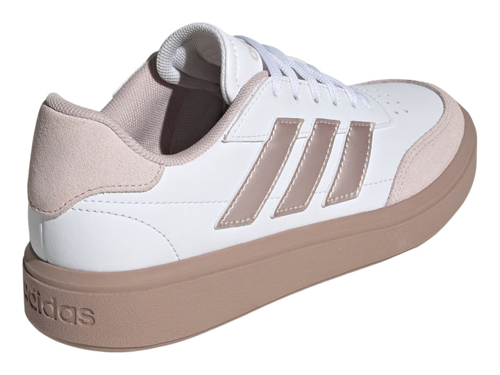 Tenis Adidas Courtblock en color blanco con detalles y suela en tono sand strata.