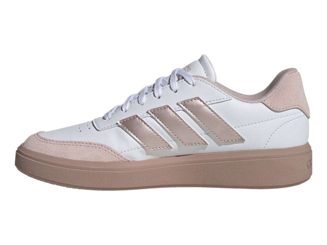 Tenis Adidas Courtblock en color blanco con detalles y suela en tono sand strata.