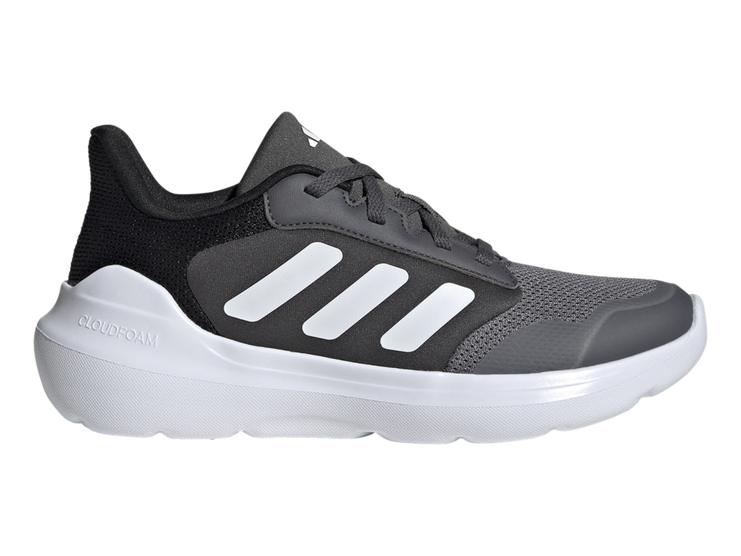 Tenis deportivos Adidas Tensaur Run 2.0 color gris con franjas y suela blanca.