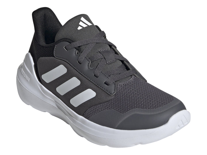 Tenis deportivos Adidas Tensaur Run 2.0 color gris con franjas y suela blanca.