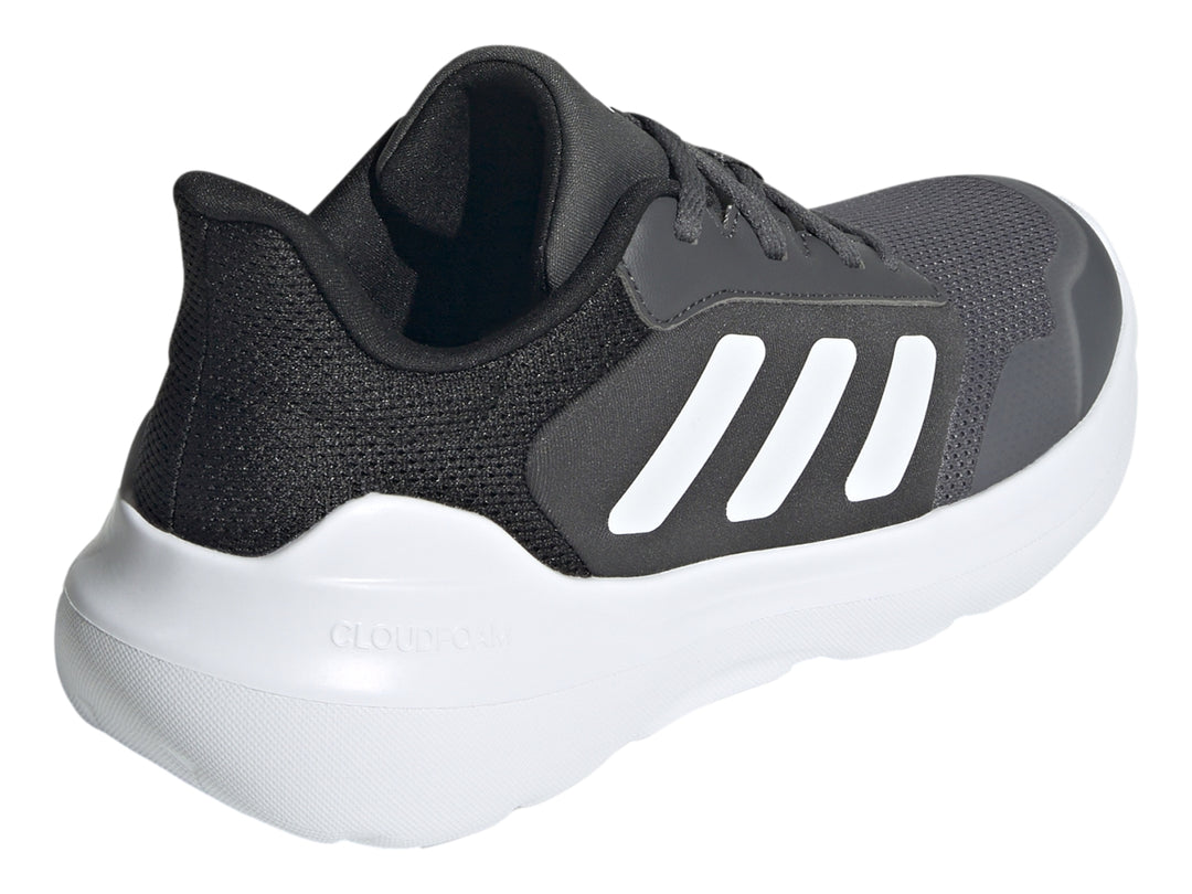 Tenis deportivos Adidas Tensaur Run 2.0 color gris con franjas y suela blanca.