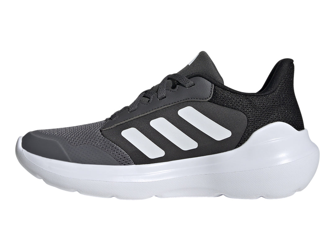 Tenis deportivos Adidas Tensaur Run 2.0 color gris con franjas y suela blanca.