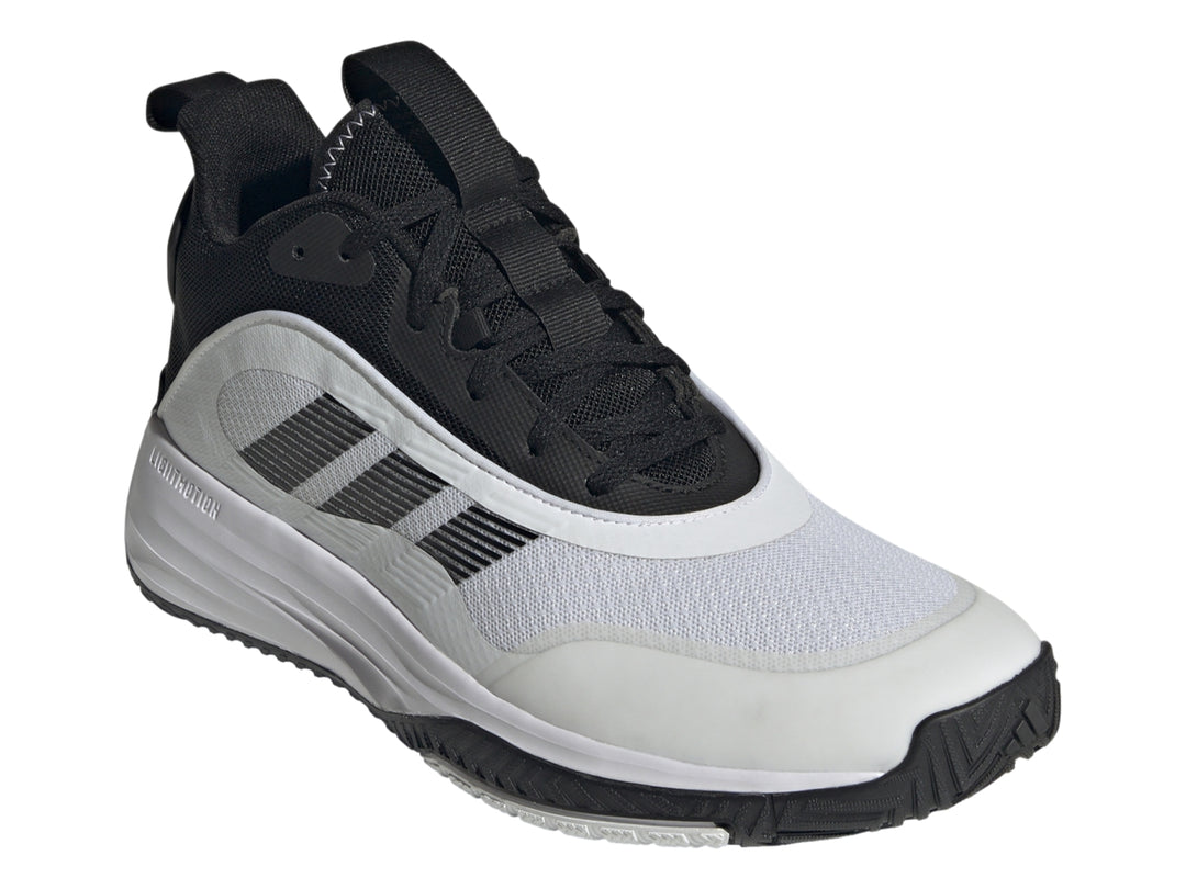 Tenis de baloncesto Adidas OwnTheGame 3.0 en colores blanco y negro con diseño deportivo.