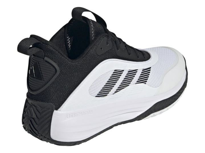 Tenis de baloncesto Adidas OwnTheGame 3.0 en colores blanco y negro con diseño deportivo.