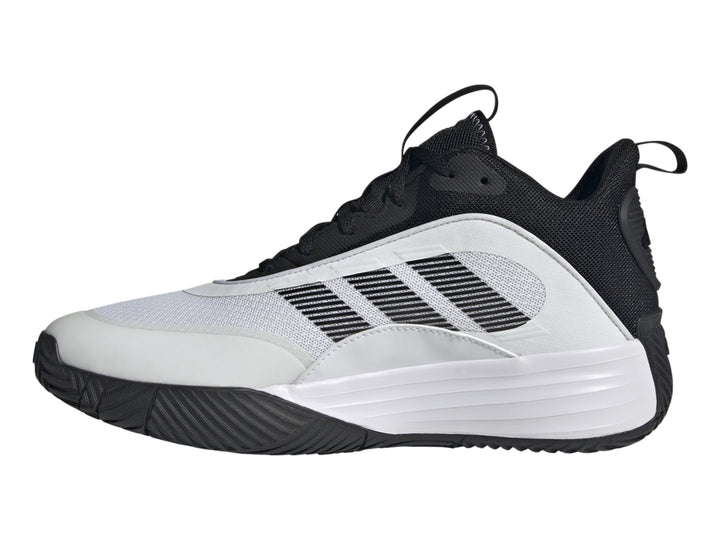 Tenis de baloncesto Adidas OwnTheGame 3.0 en colores blanco y negro con diseño deportivo.