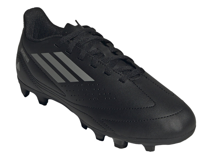 Zapato de fútbol Adidas color negro con tres franjas grises y suela de tacos.
