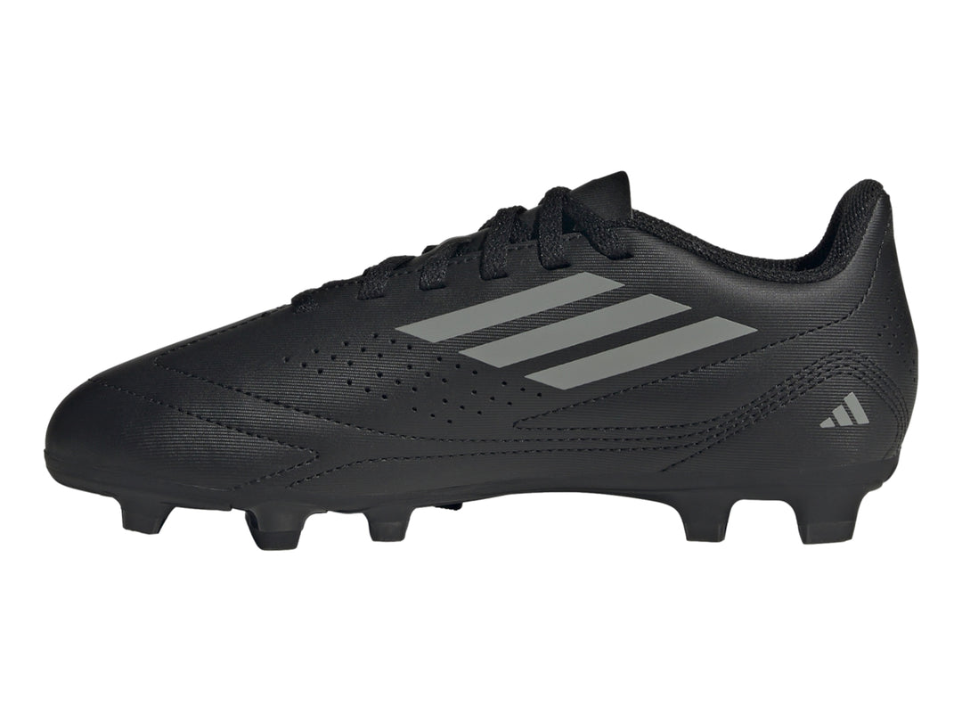Zapato de fútbol Adidas color negro con tres franjas grises y suela de tacos.
