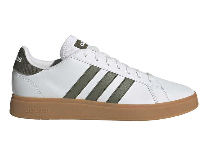Tenis Adidas blancos con tres franjas verde oliva y suela de goma color café.