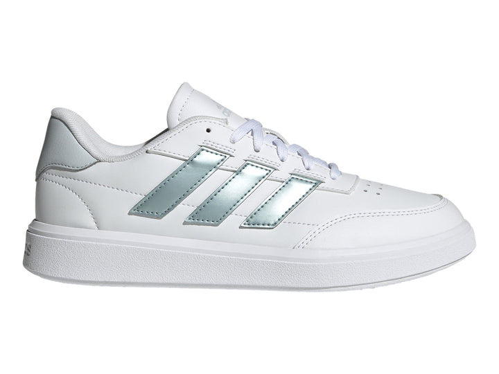 Tenis Adidas Courtblock blancos con franjas laterales plateadas y suela blanca.