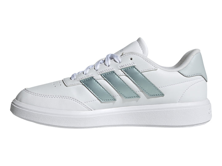 Tenis Adidas Courtblock blancos con franjas laterales plateadas y suela blanca.