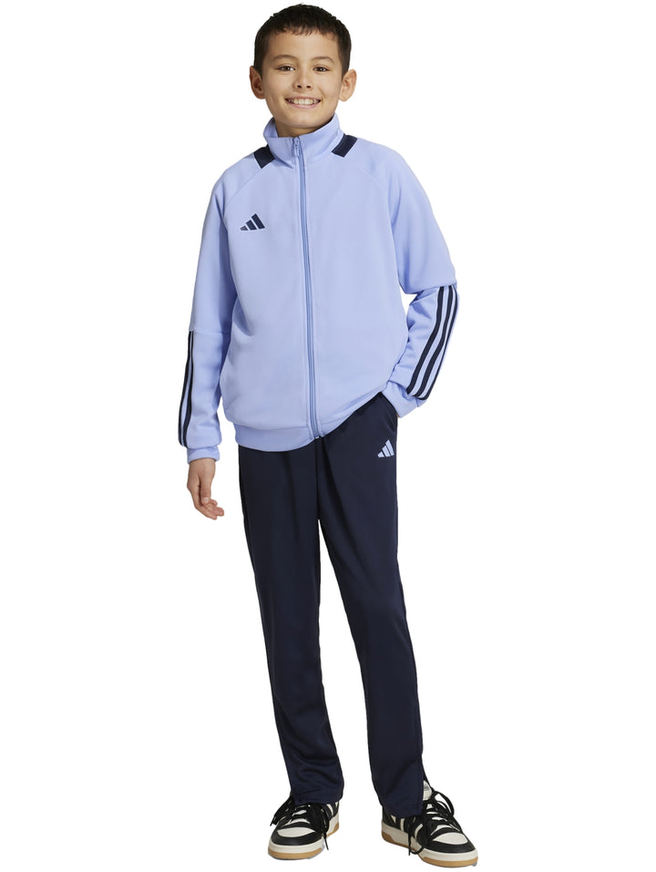 Conjunto deportivo Adidas para Niño compuesto por chaqueta azul claro y pantalón azul marino con rayas blancas.