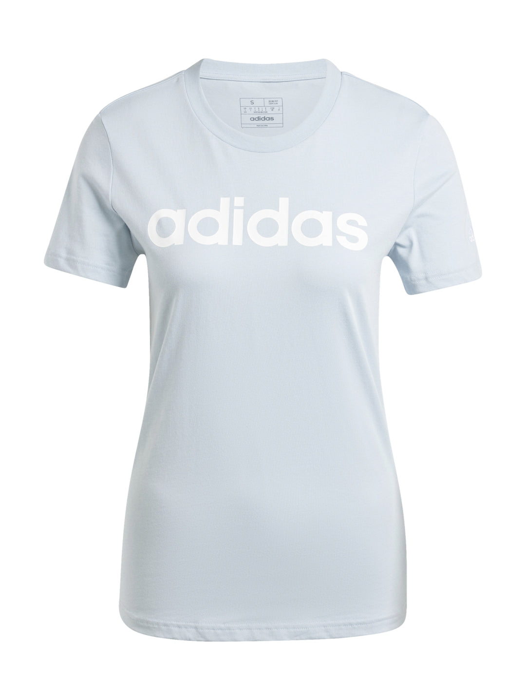 Mujer vistiendo playera ajustada y pantalones de color celeste claro con logo de Adidas en el pecho.