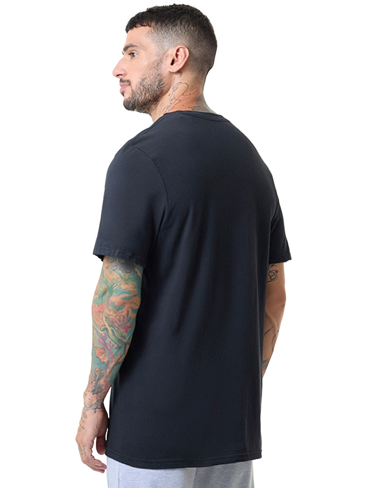 Hombre vistiendo camiseta negra de manga corta con logo pequeño de Adidas en el pecho.