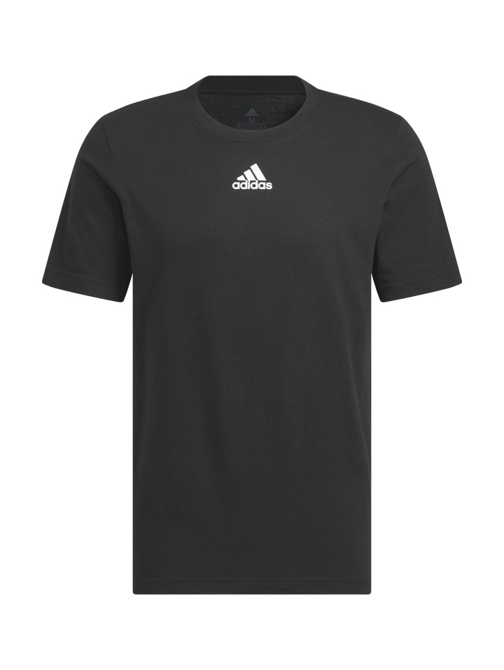 Hombre vistiendo camiseta negra de manga corta con logo pequeño de Adidas en el pecho.
