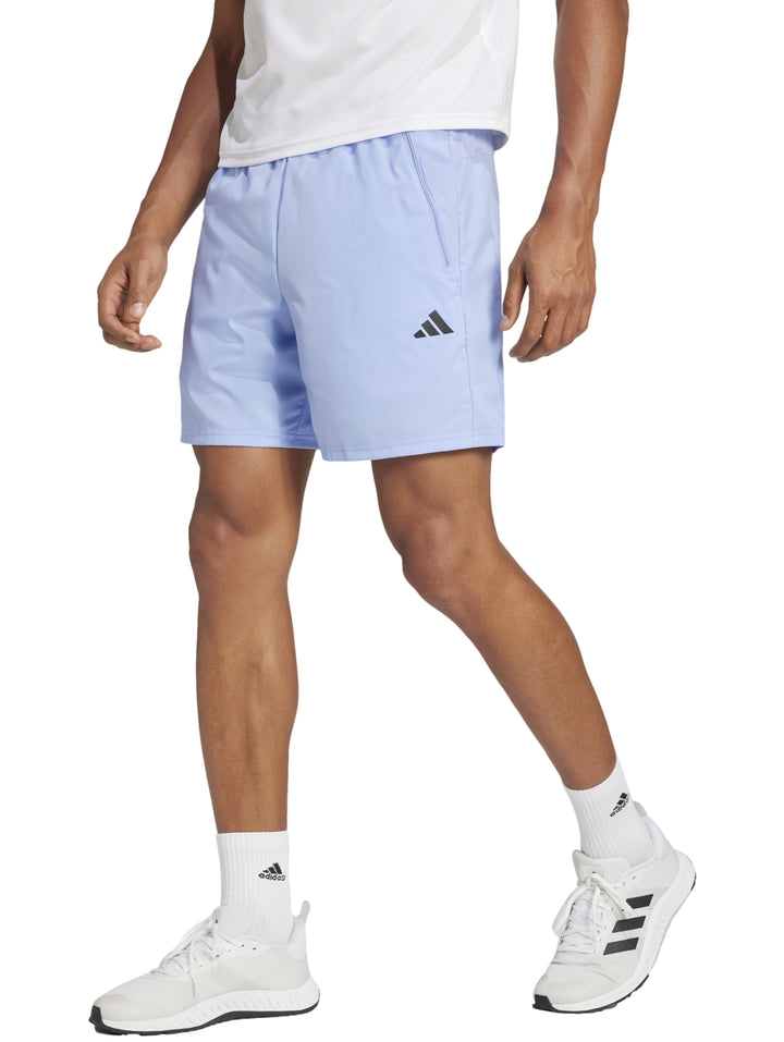 Pantalones cortos de entrenamiento Adidas en color azul claro para hombre.