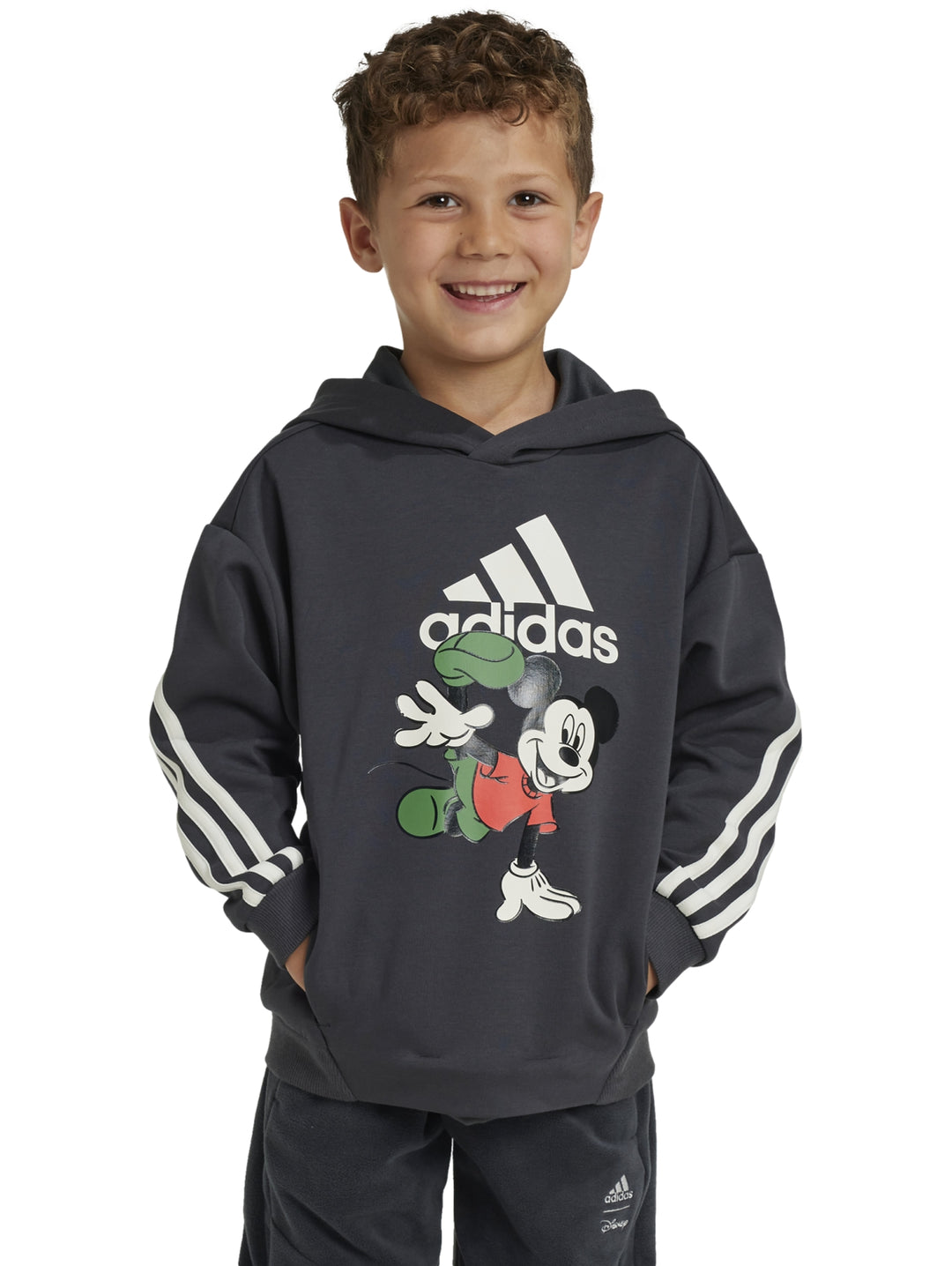 Sudadera negra Adidas con capucha y estampado de Mickey Mouse en el centro, usada por un niño.