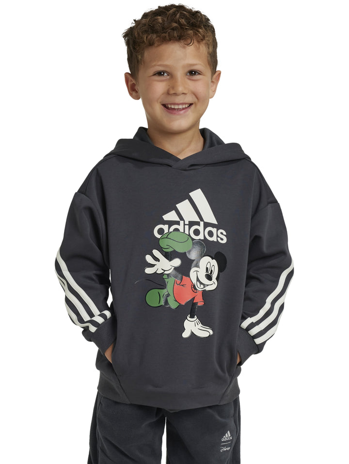 Sudadera negra Adidas con capucha y estampado de Mickey Mouse en el centro, usada por un niño.