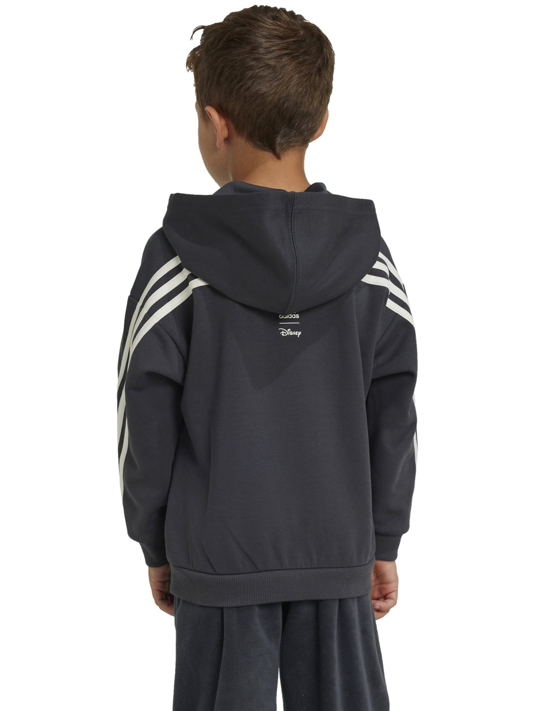 Sudadera negra Adidas con capucha y estampado de Mickey Mouse en el centro, usada por un niño.