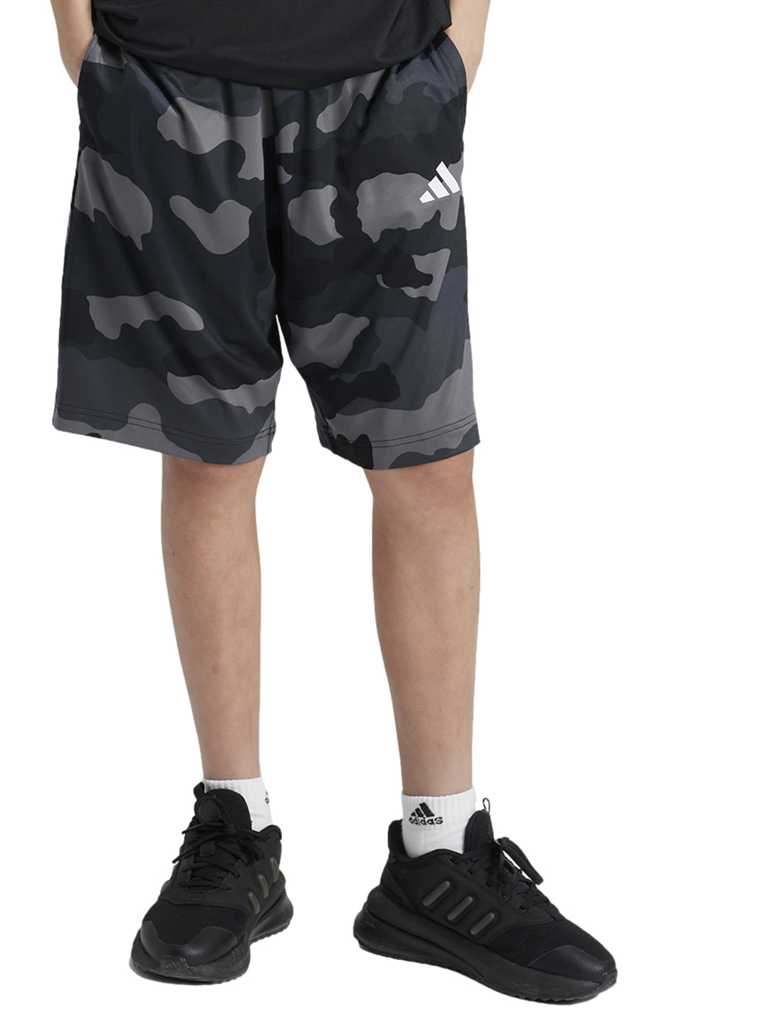 Shorts deportivos Adidas en color negro con estampado de camuflaje gris y logo blanco lateral.