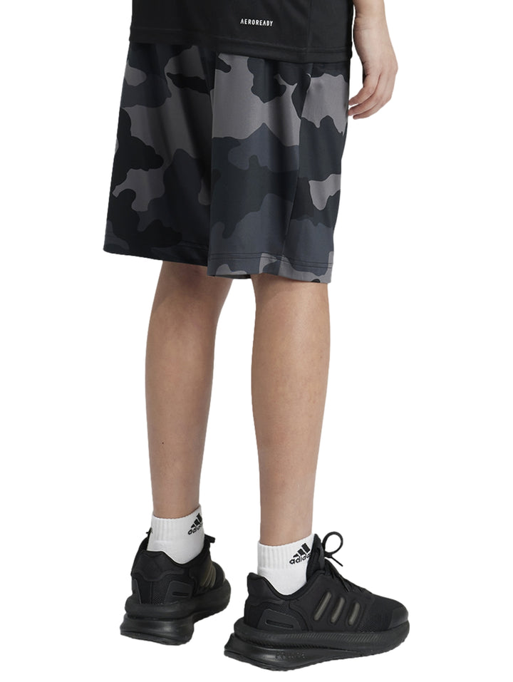 Shorts deportivos Adidas en color negro con estampado de camuflaje gris y logo blanco lateral.