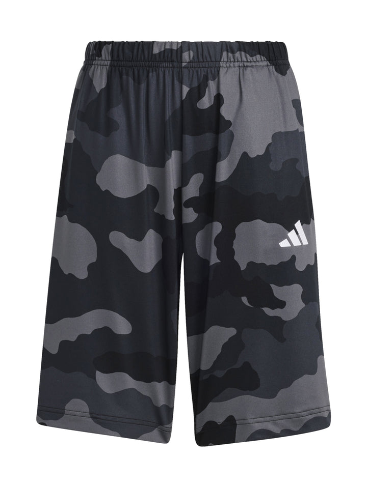 Shorts deportivos Adidas en color negro con estampado de camuflaje gris y logo blanco lateral.